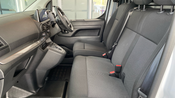 Peugeot Expert E-Standard 1000 100kW 75kWh Professional Premium + Van Auto - Image 16